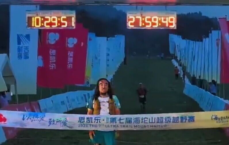 朱勇立刻停下沖刺腳步,駐足肅立高唱國歌。(微博)