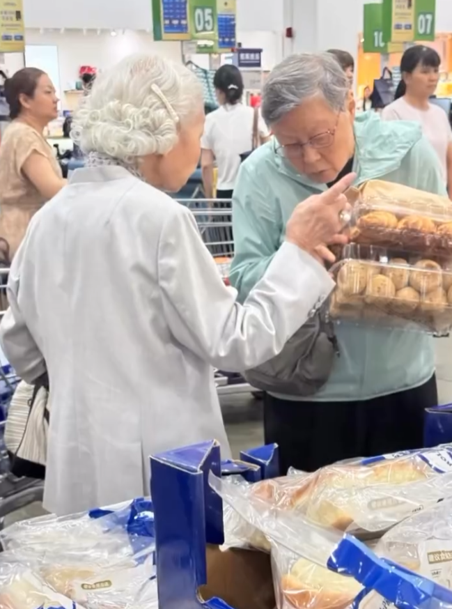 范徐麗泰和梁愛詩同遊山姆超市(Threads)