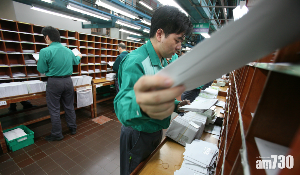 香港郵政宣布向9月完成試用期的郵務員及郵差,只能開出兩年公務員合約,不會長期聘用,預計涉及200多人。(資料圖片)