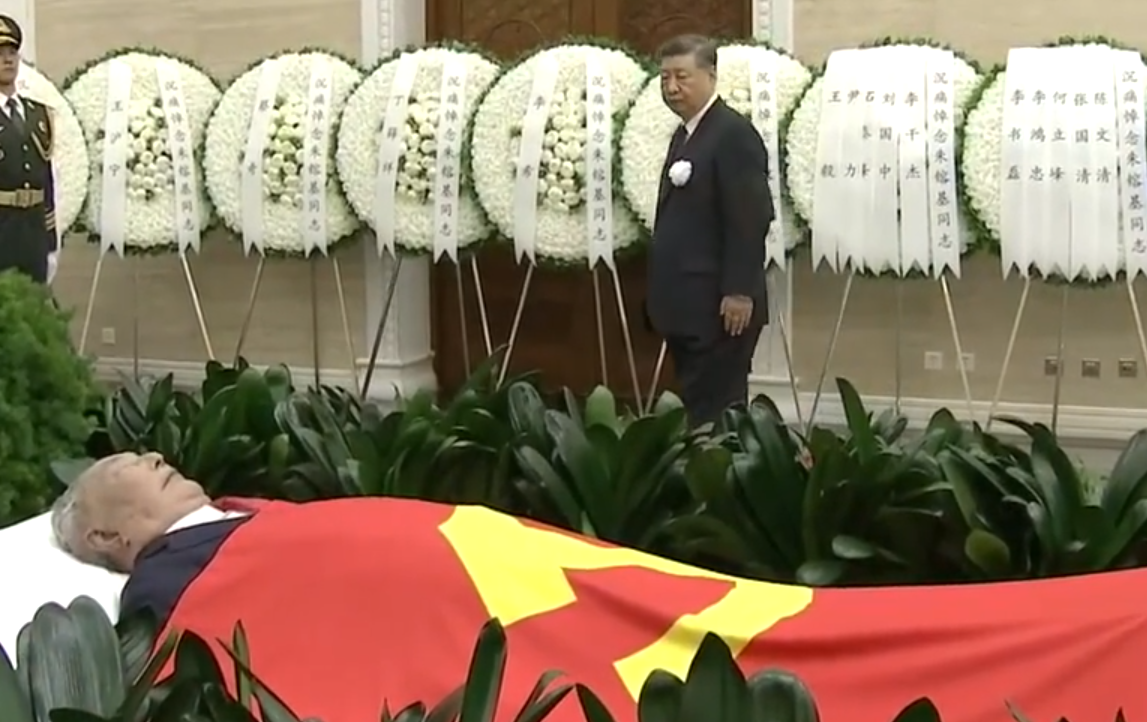朱鎔基遺體在北京八寶山革命公墓火化。習近平到朱鎔基遺體前肅立默哀,向遺體三鞠躬。(央視)