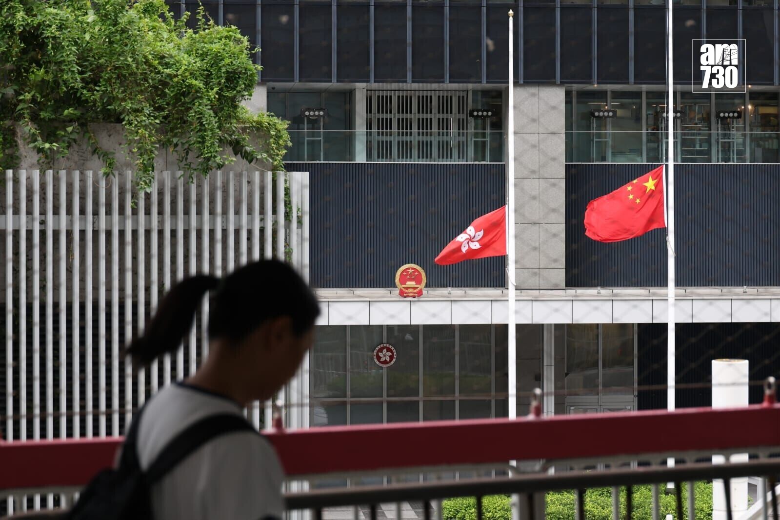 今早8時政府總部下半旗悼念朱鎔基(周令知攝)