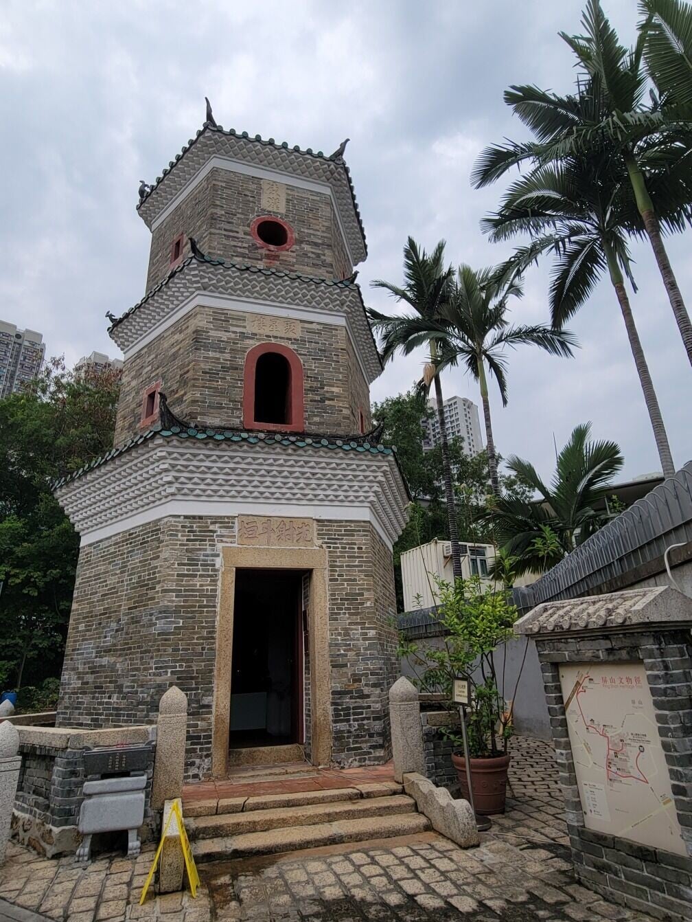 聚星樓地下建有矮牆,門口石級兩旁是卷雲形狀的垂帶,寓意「平步青雲」及「步步高升」。石級數目一般為單數(又稱為「陽數」),因為古人認為陽數比較吉利。(圖片來源:當代中國攝)