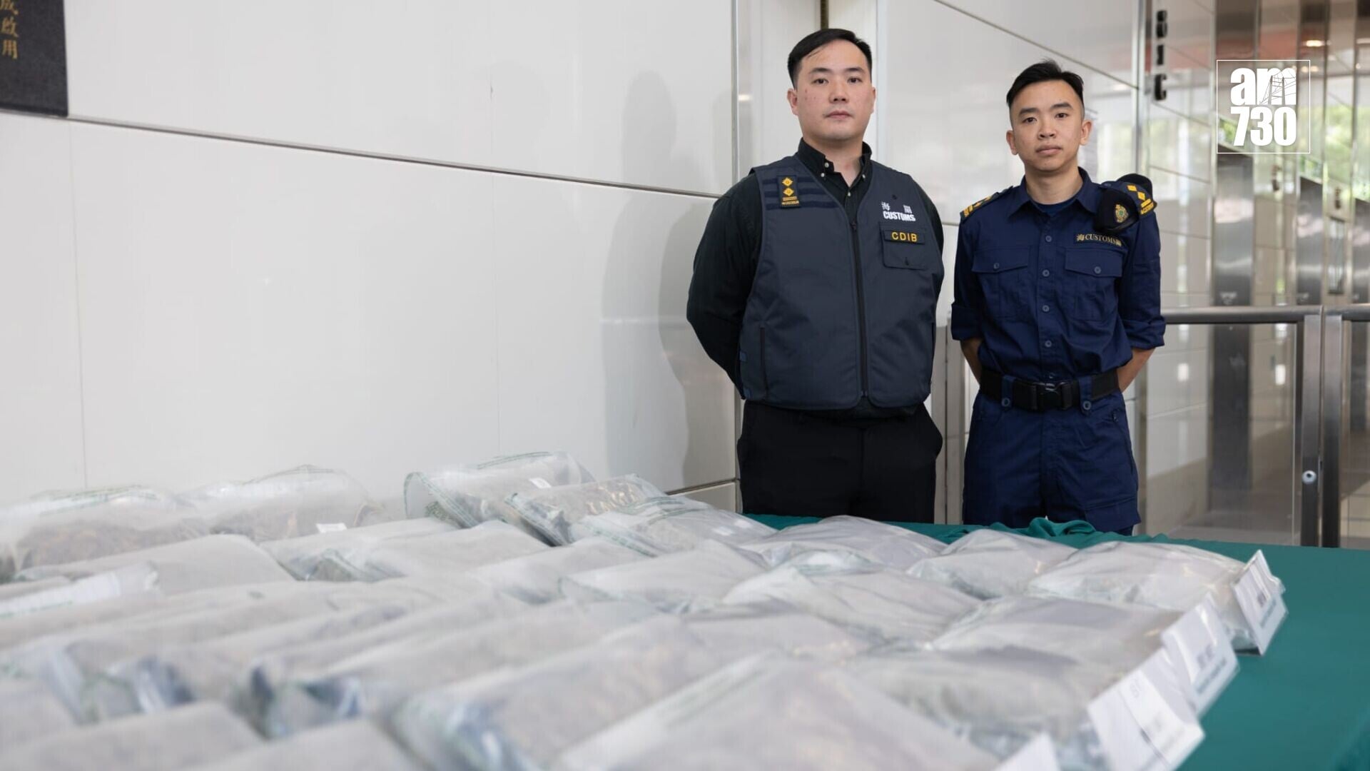 海關搗破一個企圖利用香港作為中轉站的跨國販毒集團，行動 中檢獲約240公斤大麻花(蘇文傑攝)