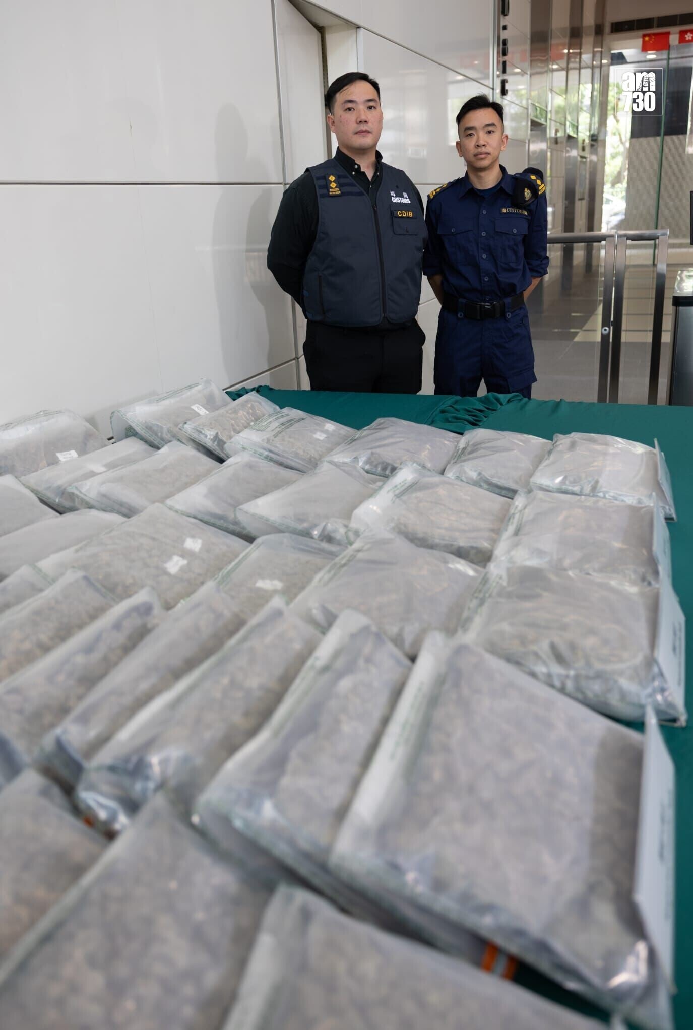 海關搗破一個企圖利用香港作為中轉站的跨國販毒集團,行動 中檢獲約240公斤大麻花(蘇文傑攝)