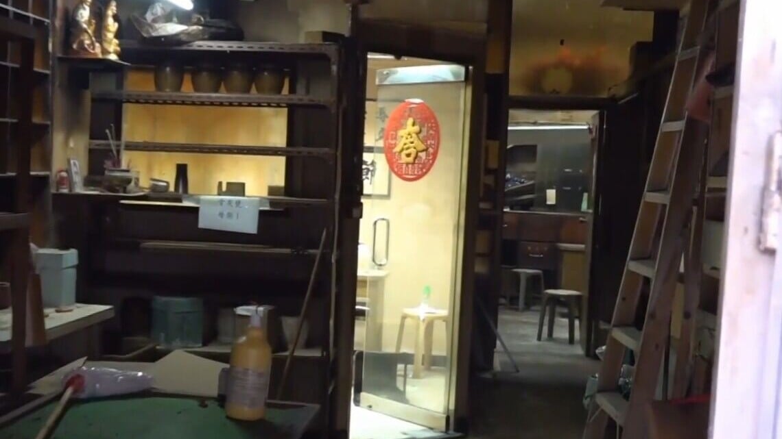 紅磡有長生店懷疑遭盜竊，損失一副約值3.3萬元棺木。(有線新聞畫面)