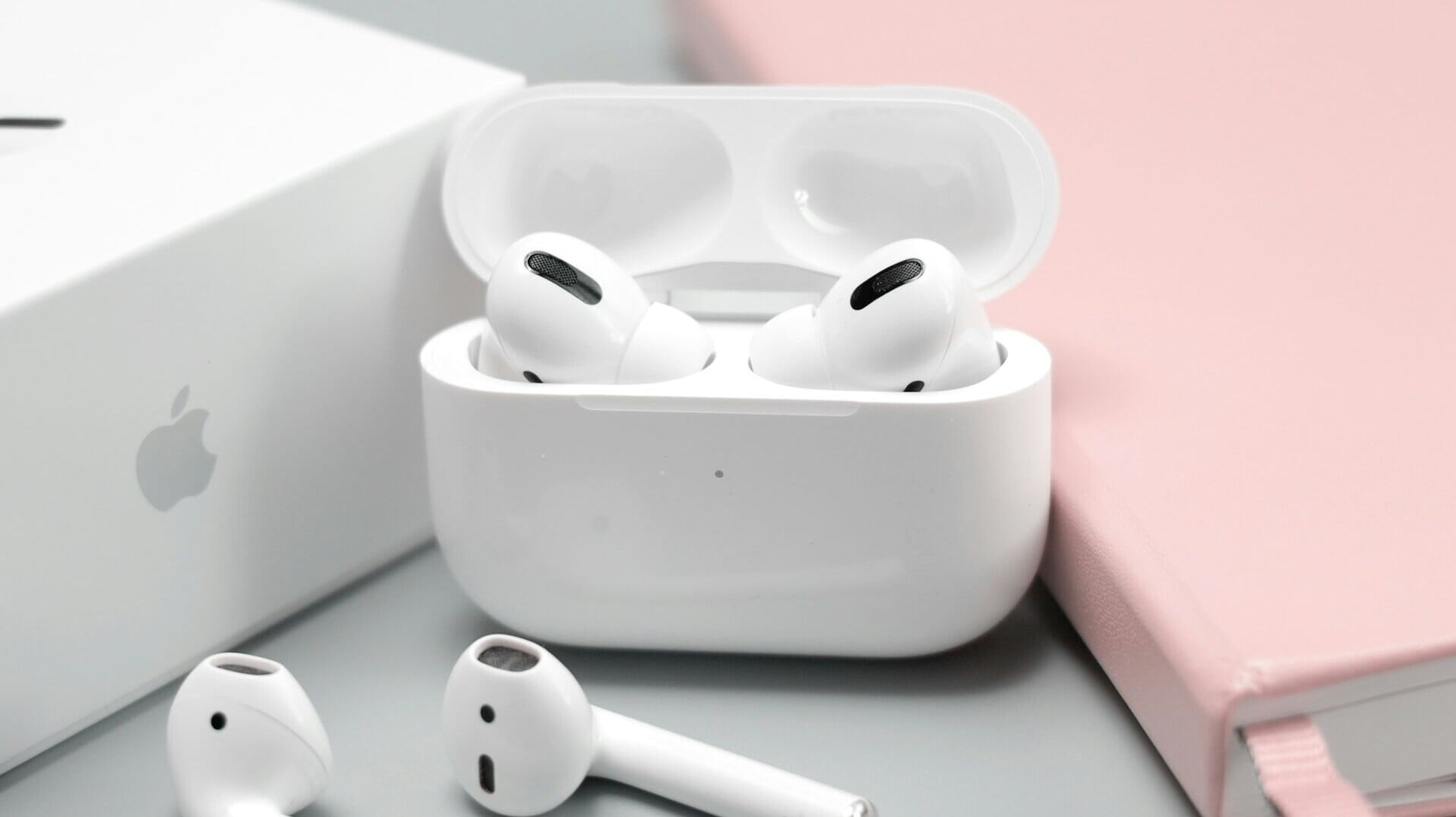 Apple系統影片洩露出配備鏡頭的AirPods。