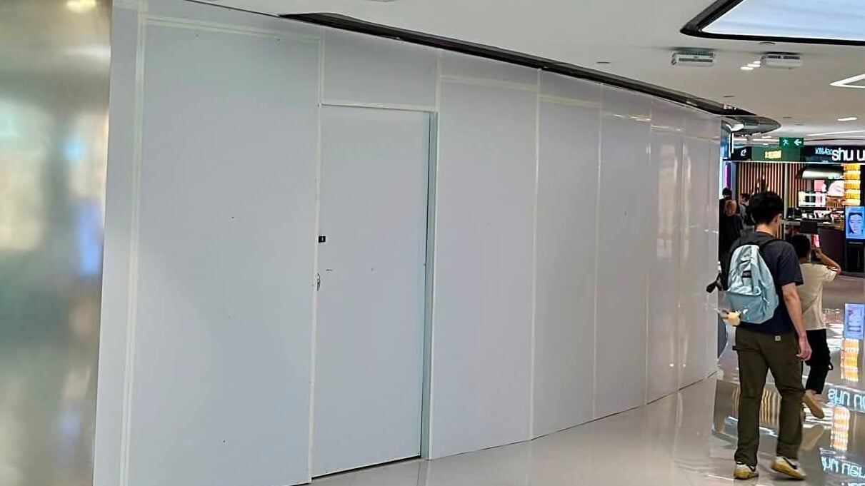 OPATRA London新城市廣場分店用木板圍封，招牌亦被遮蓋。(Threads)