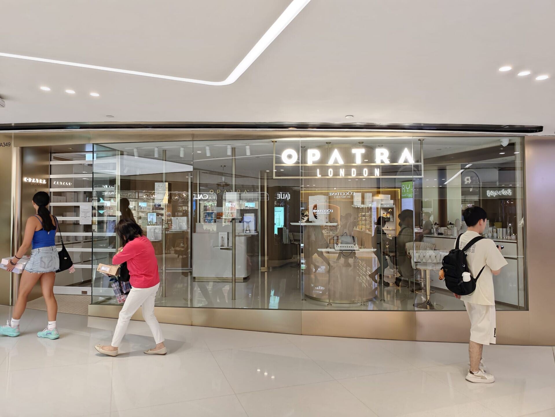 英國護膚與美容品牌「Opatra London」位於沙田新城市廣場的分店捲入顧客糾紛事件,貼出告示指暫停營業。(鍾式明攝)