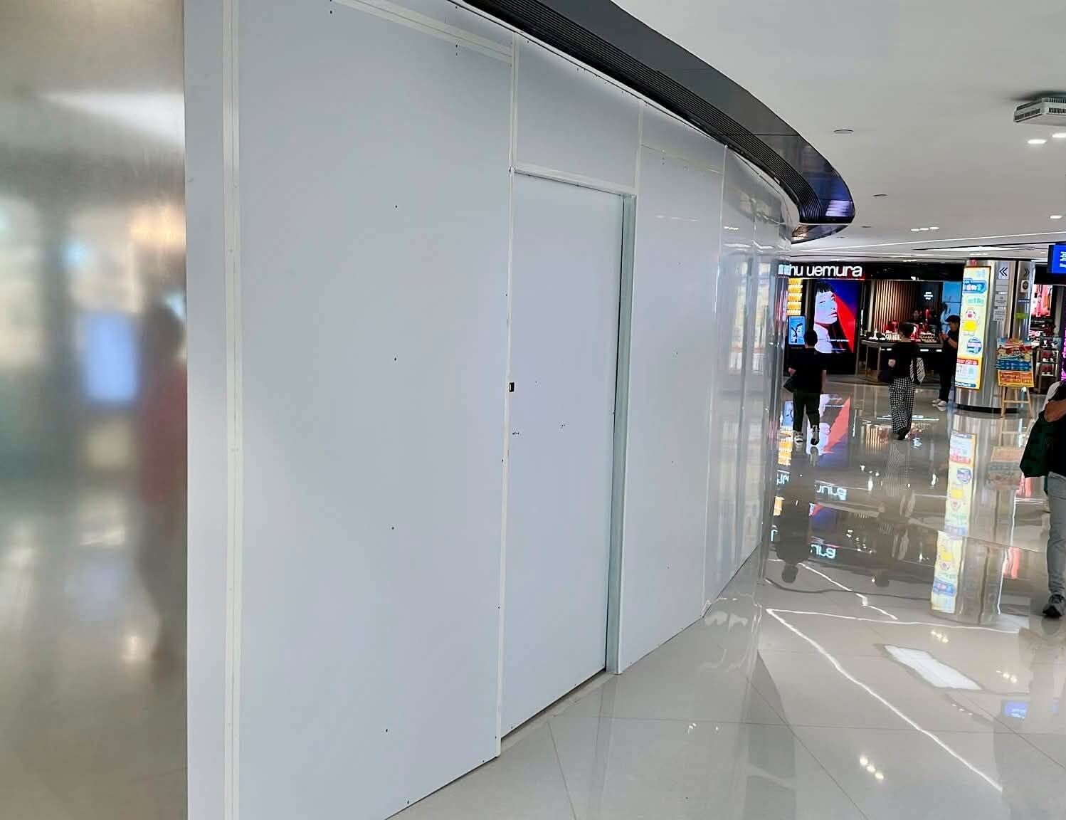 OPATRA London新城市廣場分店用木板圍封,招牌亦被遮蓋。(Threads)
