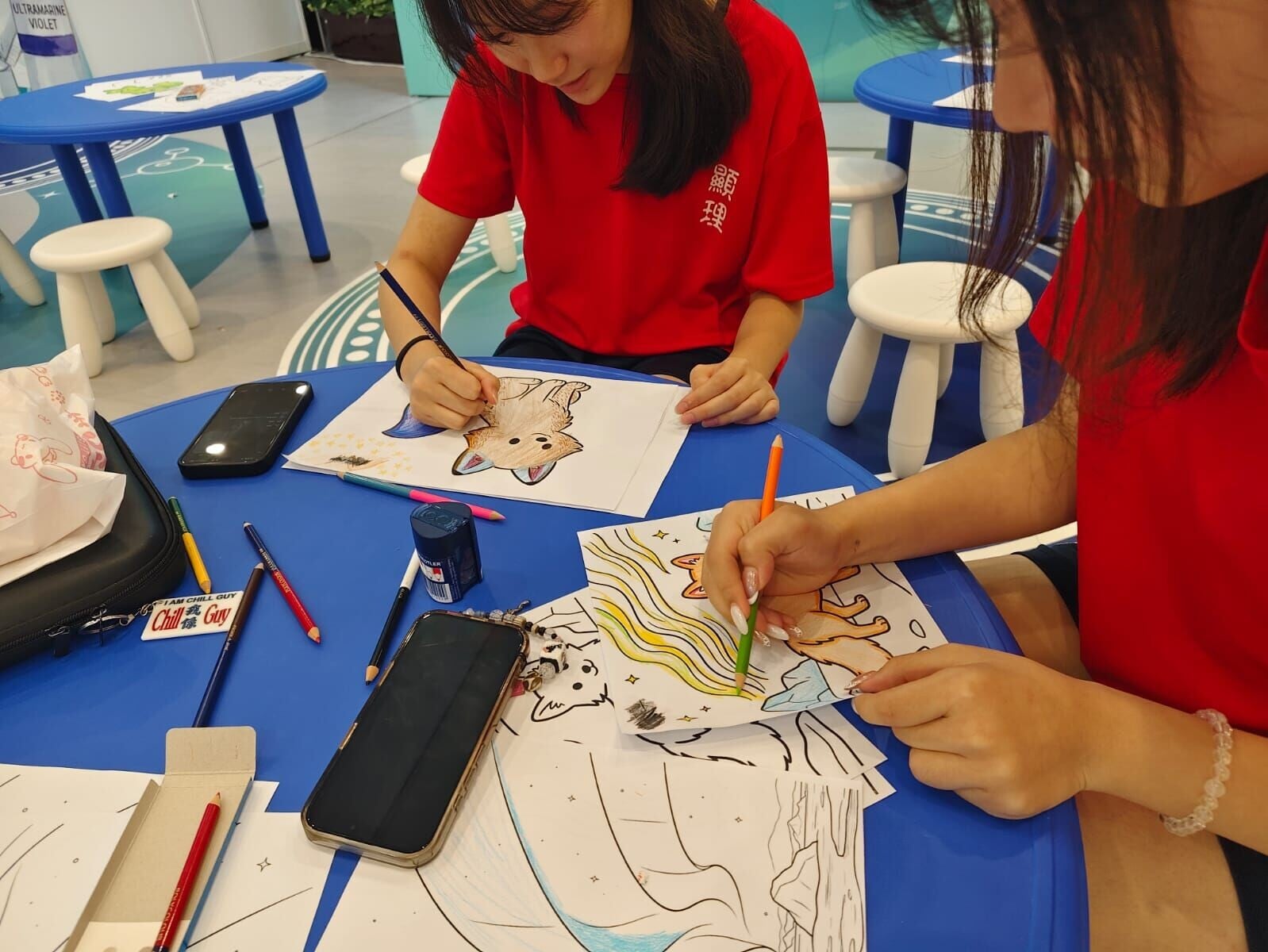 參加者於「小學生園地 (Kids Bond)」的科學主題填色區專注繪畫,揮灑創意與想像力。