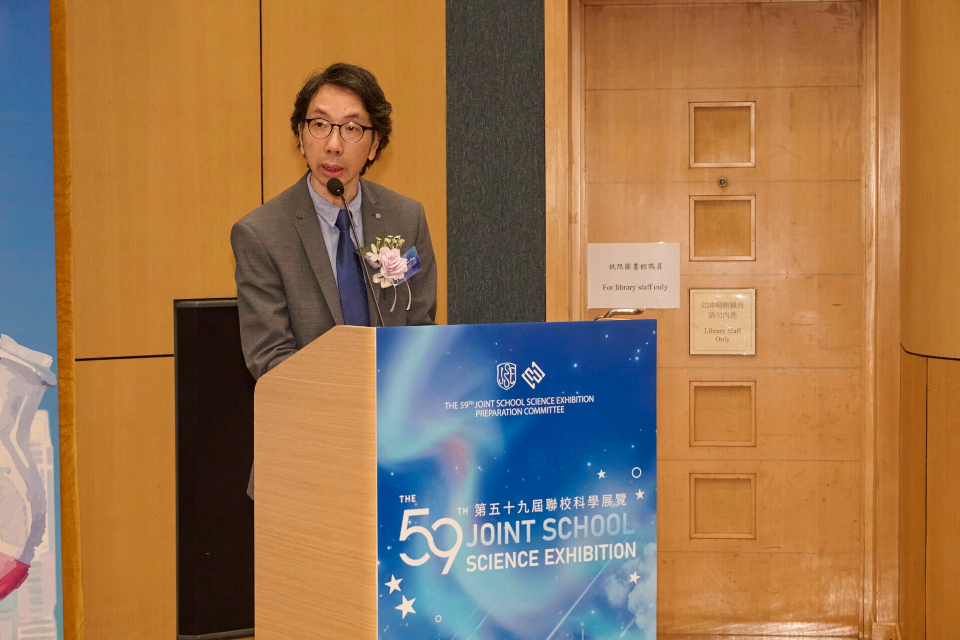 香港中文大學物理系首席講師湯兆昇博士為開幕典禮致辭,湯博士特別提醒同學,在人工智慧(AI)高速發展的時代,人類的角色依舊不可或缺。