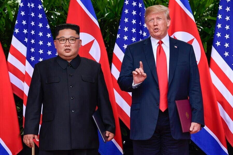 特朗普忽然上載與金正恩舊合照 金正恩表情嬲爆爆