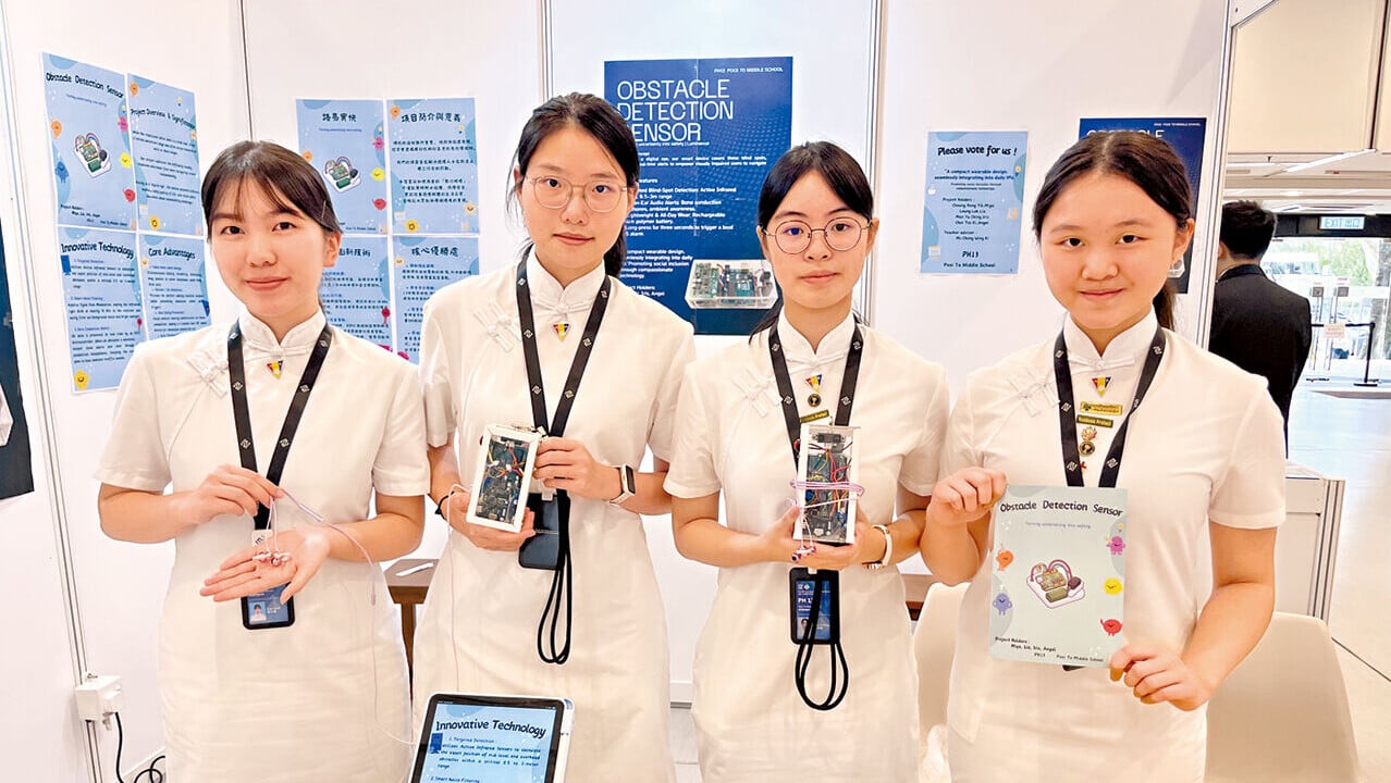 香港培道中學學生團隊，為視障人士發明了「穿戴式障礙物探測系統」。(顏光輝攝)
