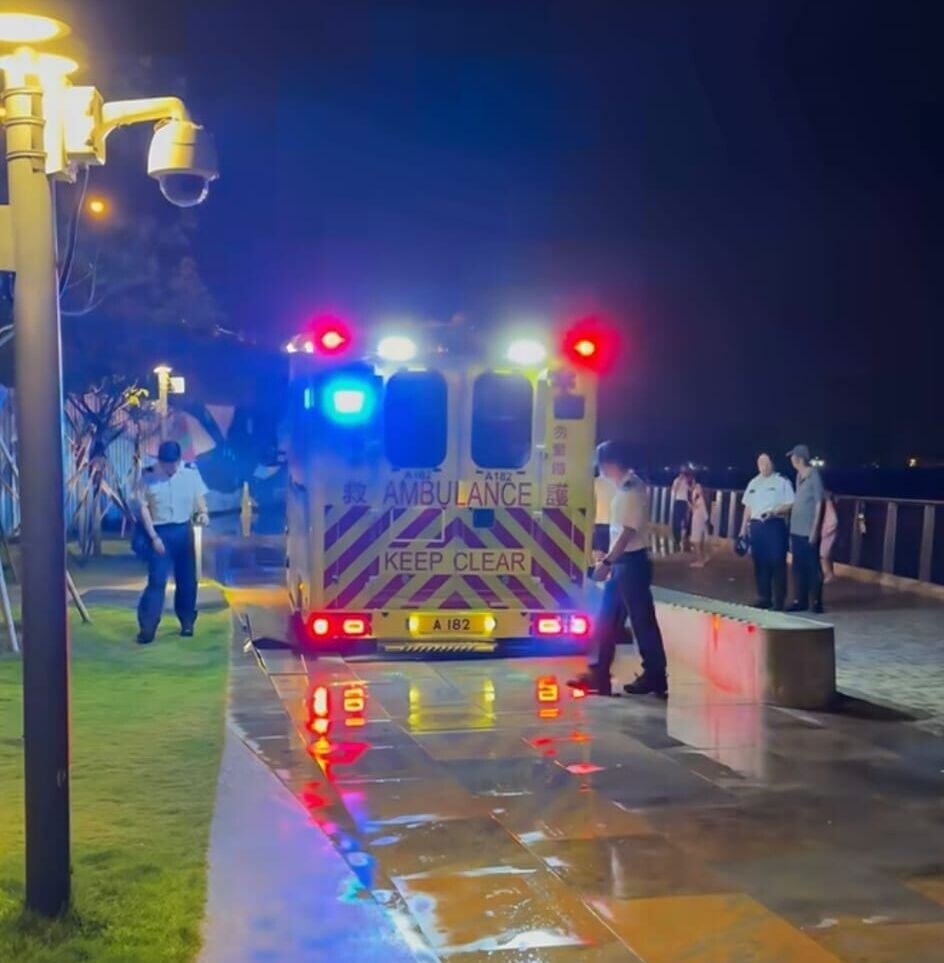 路面有地磚突然下陷,卡住救護車兩條後輪贻,未能繼續前進。(小紅書)