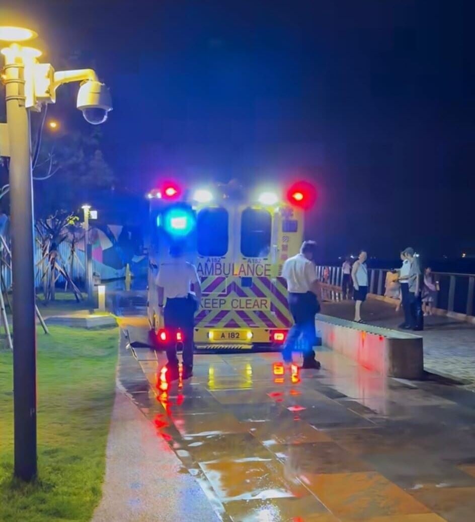 路面有地磚突然下陷,卡住救護車兩條後輪贻,未能繼續前進。(小紅書)