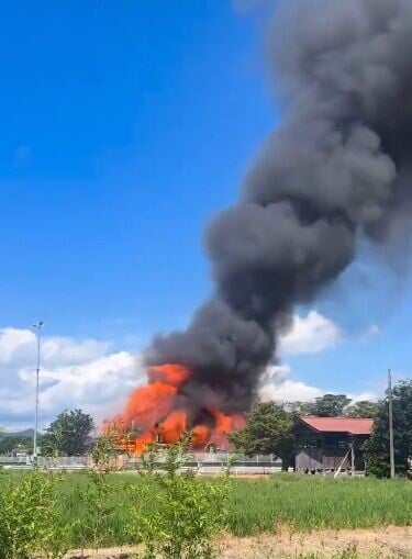 警方指事發時住持正在寺內焚燒乾草,寺院住持及妻子已安全撤離,起火原因仍有待消防進一步調查。(X)