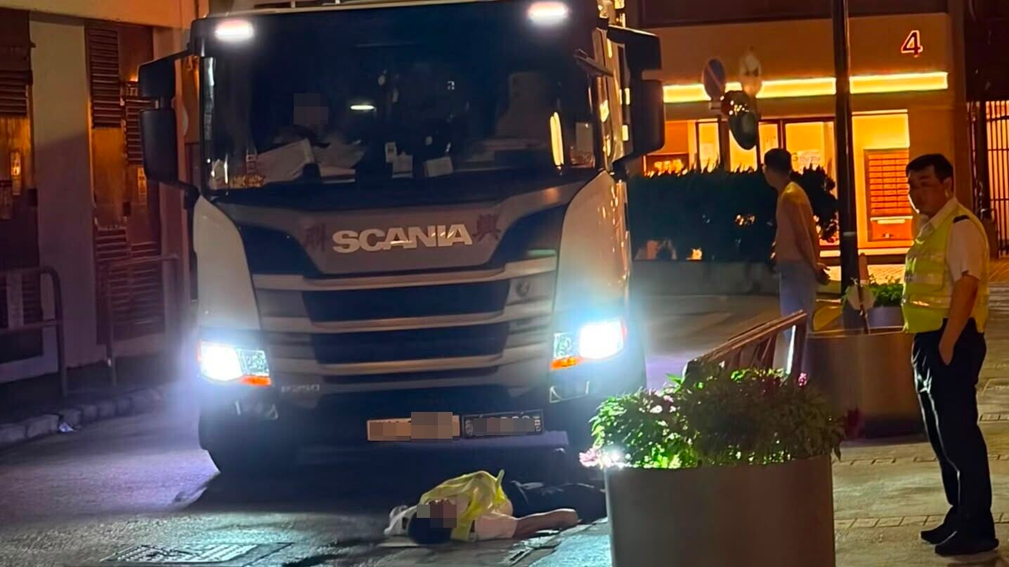 一輛貨車在置富花園第一期內行駛期間，撞到一名59歲麥姓男保安員，事主手肘和腰部疼痛，清醒由救護車送往瑪麗醫院進行治理。(小紅書)