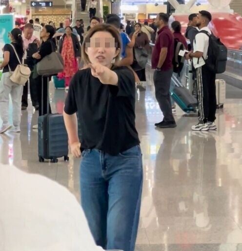 女子指著現場圍觀者質問:「你們都沒有手機,對嗎?都不會直播,是嗎?都不是中國人,是嗎?」、「投不投降?」。(X)