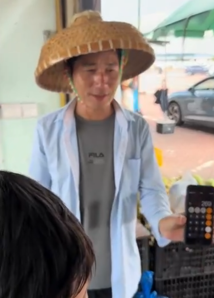 廣東湛江一位水果店老闆因長相「撞臉」香港影帝梁朝偉而爆紅(X)