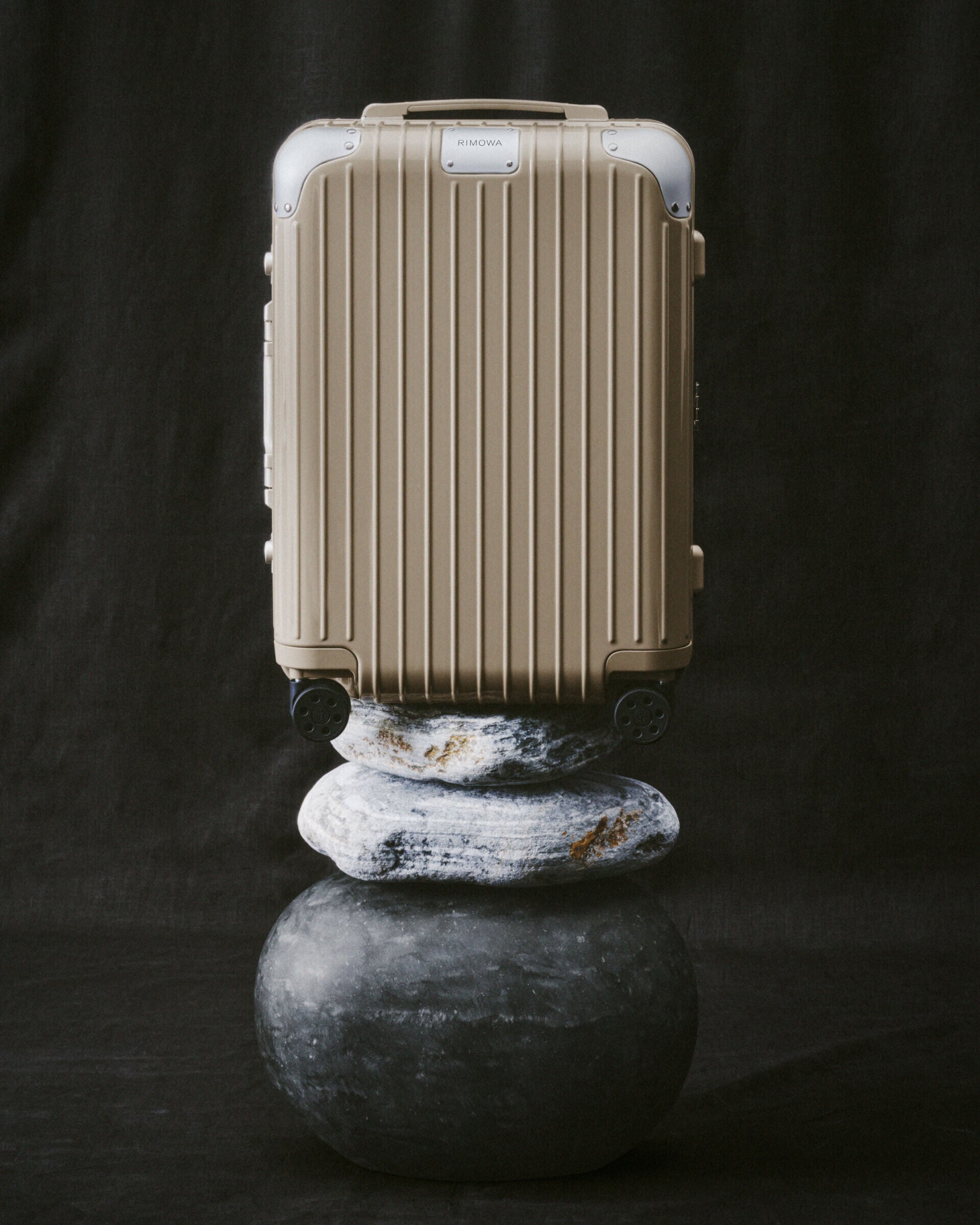 RIMOWA Beautyshots 2026 Hybrid Stone LR 4x5 (2)
