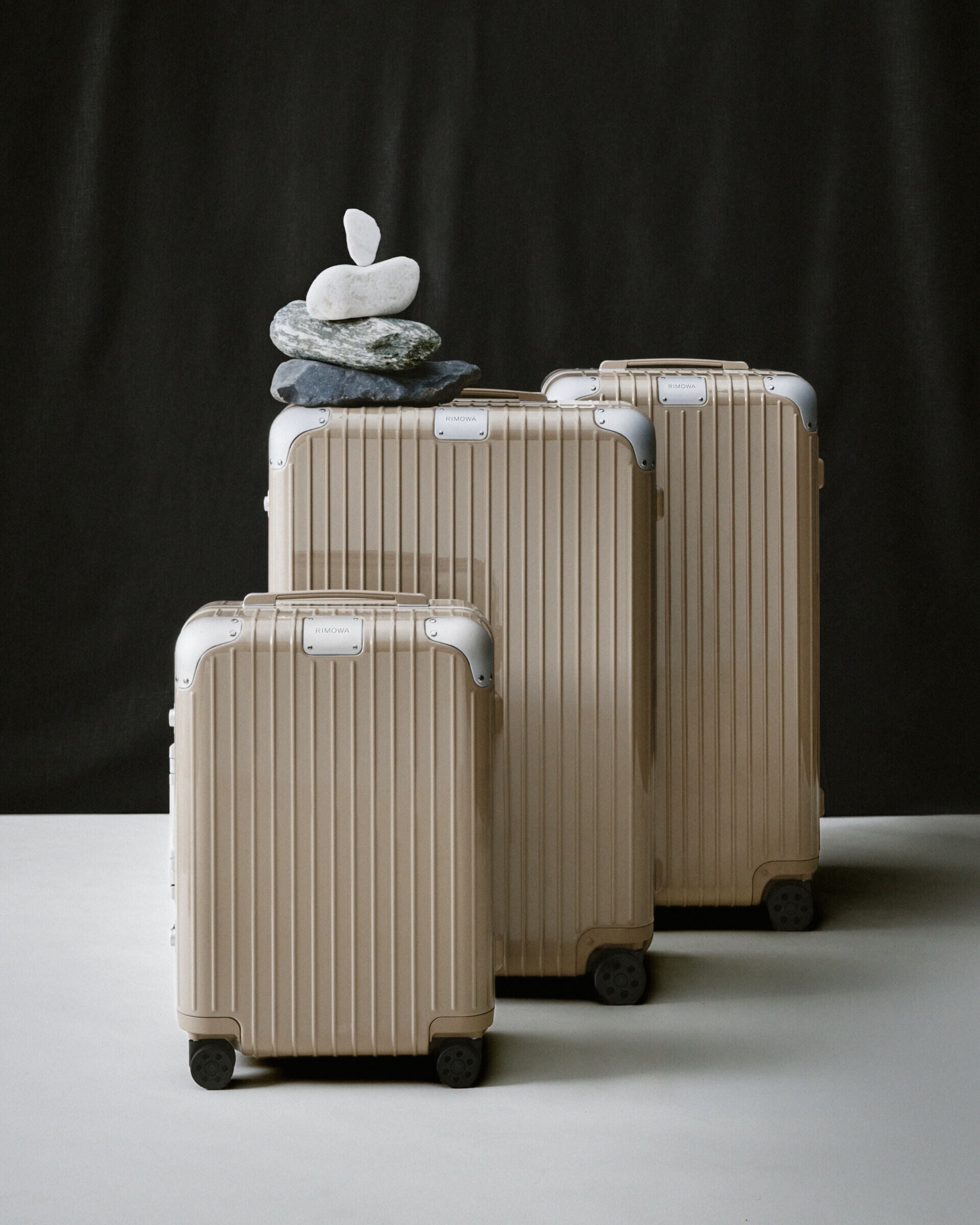 RIMOWA Beautyshots 2026 Hybrid Stone LR 4x5 (1)