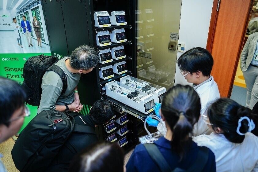 Cortical Labs公司CL1生物計算系統的現場演示。(X)