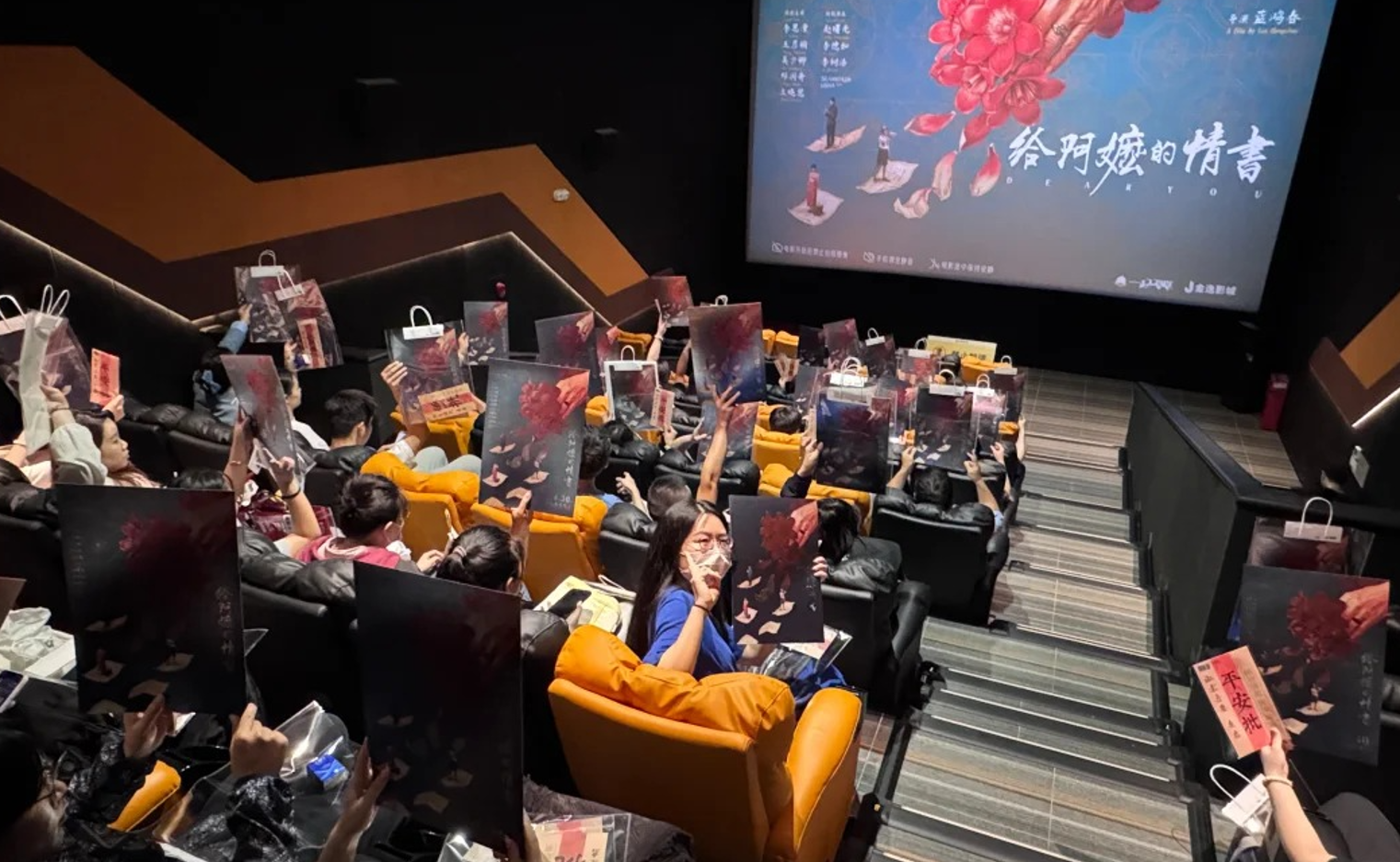 深圳戲院「性價比高」影院設施不斷升級,加上有電影內地比香港更早上畫,正吸引越來越多港人將「等不及先過關看」納入常態休閒方式。(小紅書)