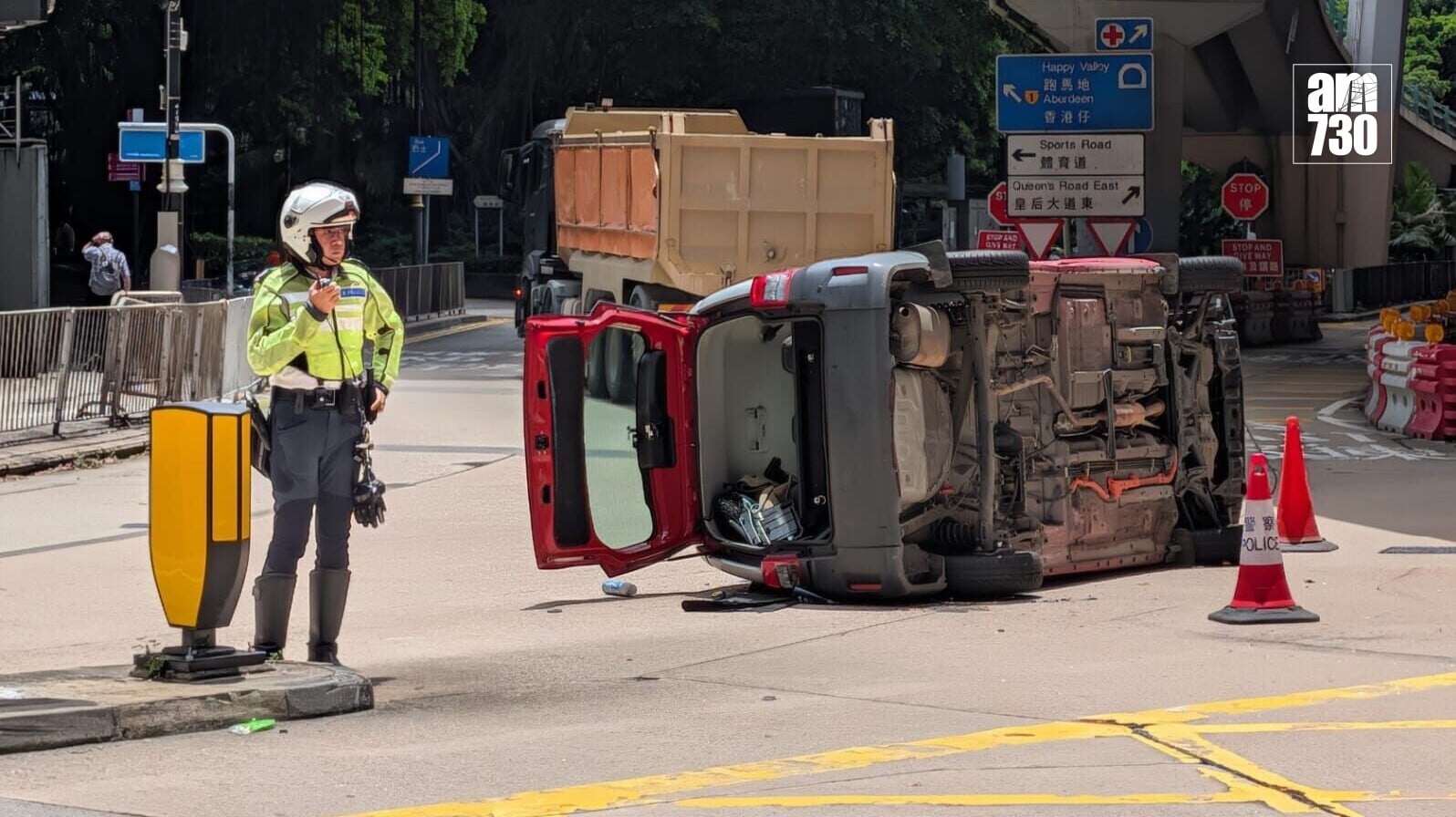 銅鑼灣禮頓道與堅拿道東交界有兩部的士相撞，其中一車翻側，另外一的士前方損毀(羅庸軒攝)