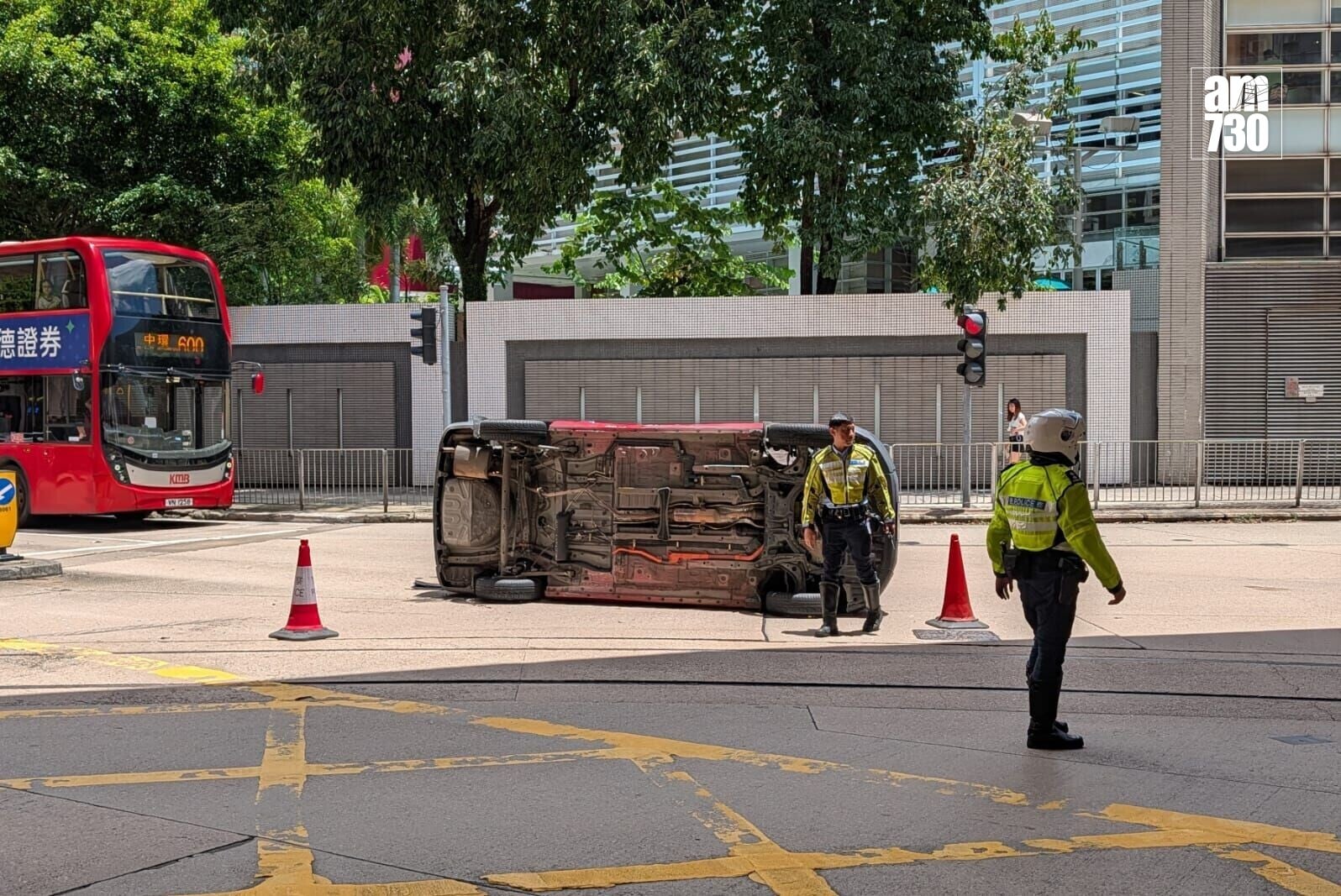 銅鑼灣禮頓道與堅拿道東交界有兩部的士相撞,其中一車翻側,另外一的士前方損毀(羅庸軒攝)