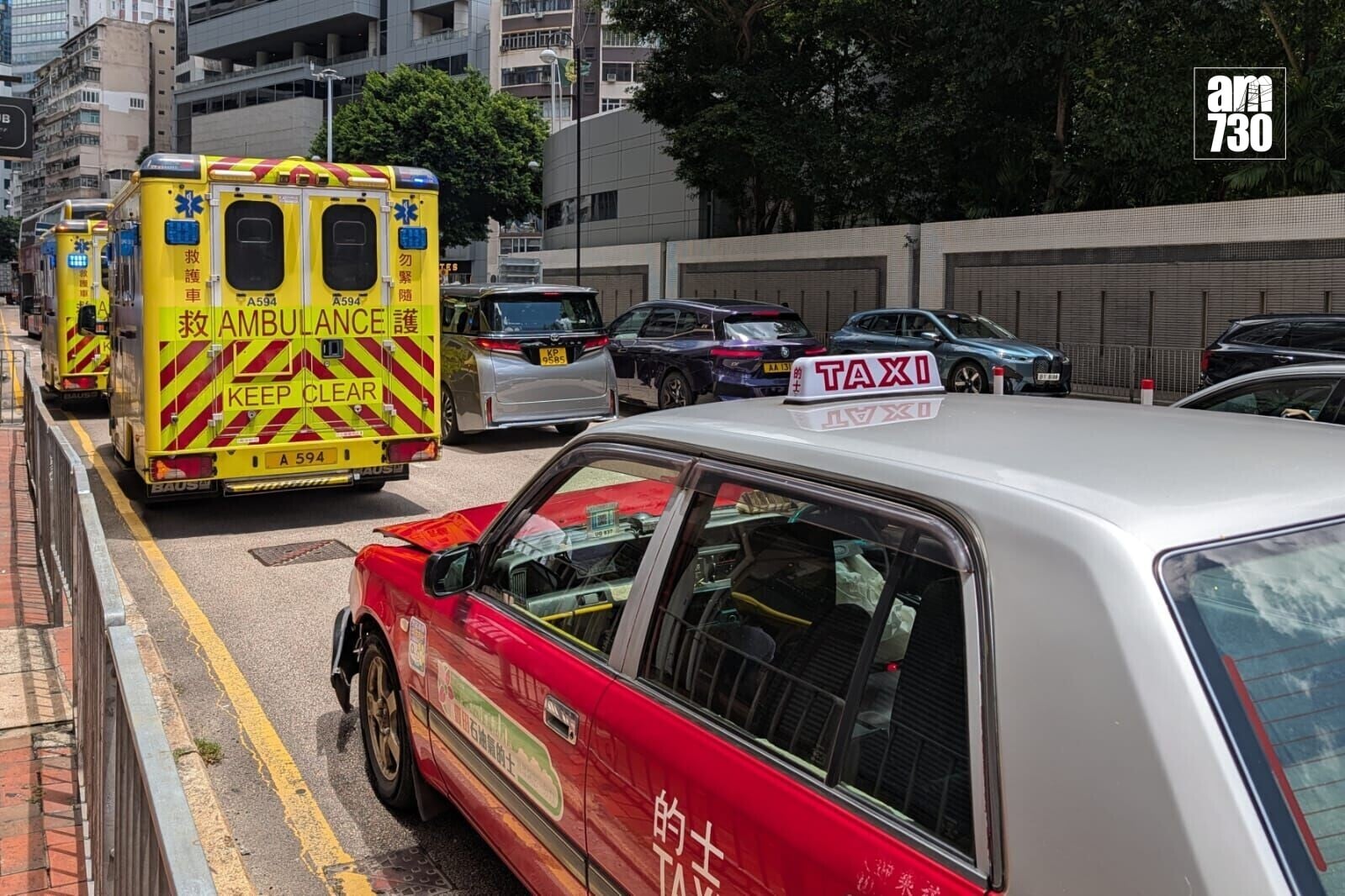 銅鑼灣禮頓道與堅拿道東交界有兩部的士相撞,其中一車翻側,另外一的士前方損毀(羅庸軒攝)