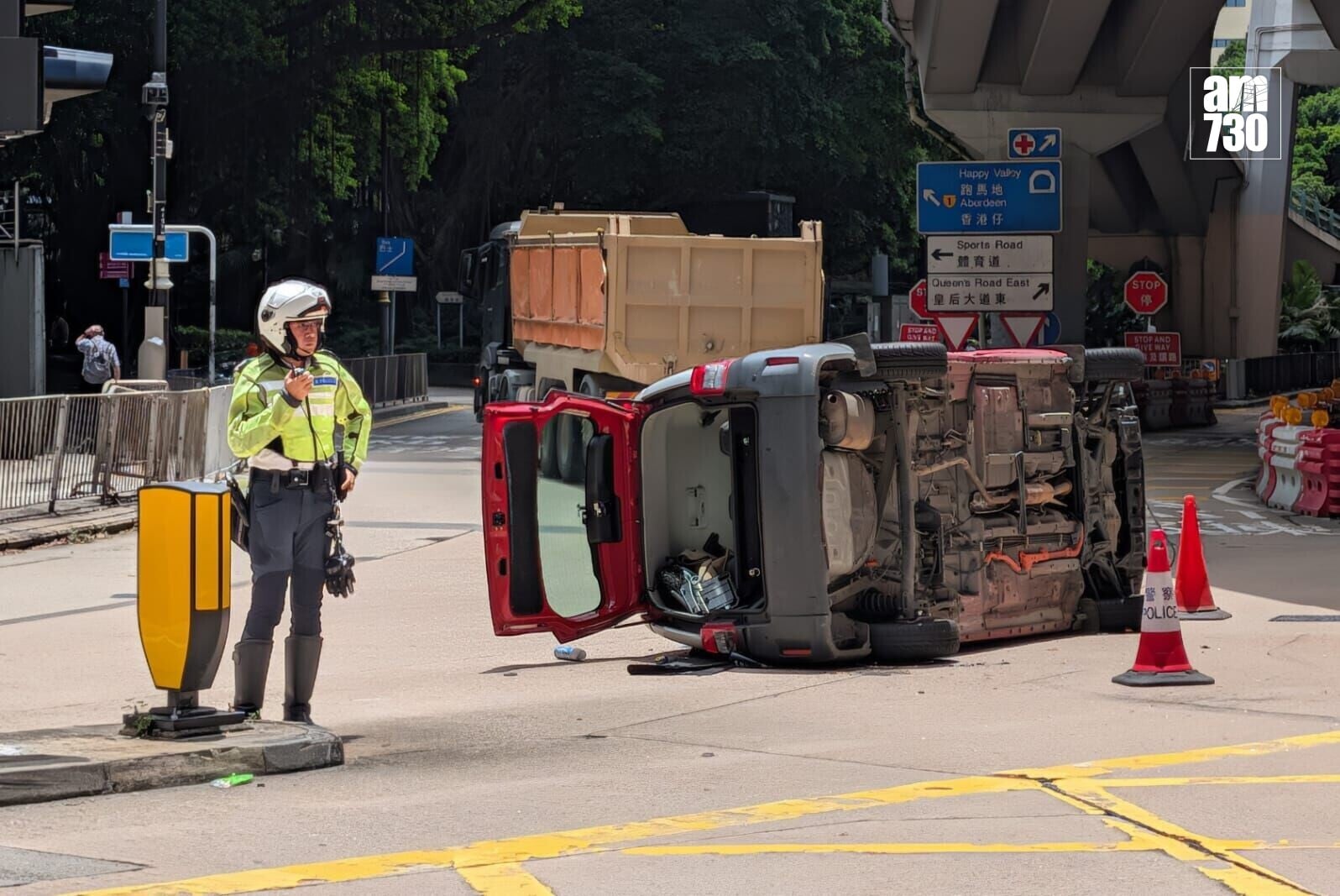 銅鑼灣禮頓道與堅拿道東交界有兩部的士相撞,其中一車翻側,另外一的士前方損毀(羅庸軒攝)