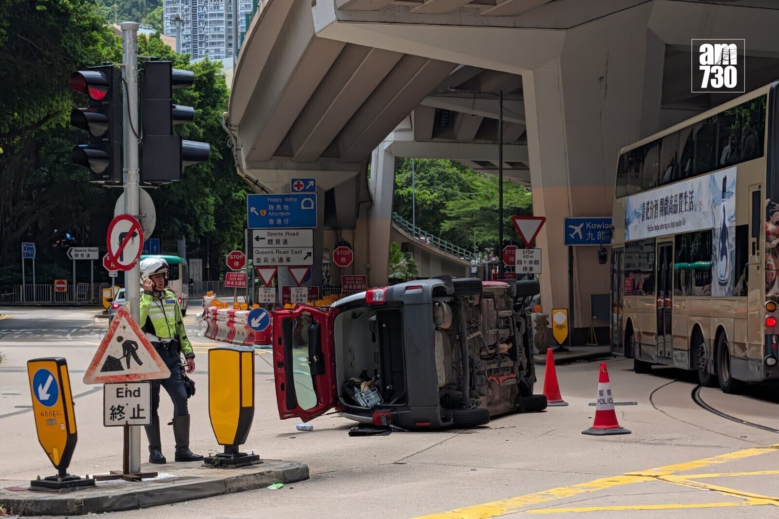 銅鑼灣禮頓道與堅拿道東交界有兩部的士相撞,其中一車翻側,另外一的士前方損毀(羅庸軒攝)