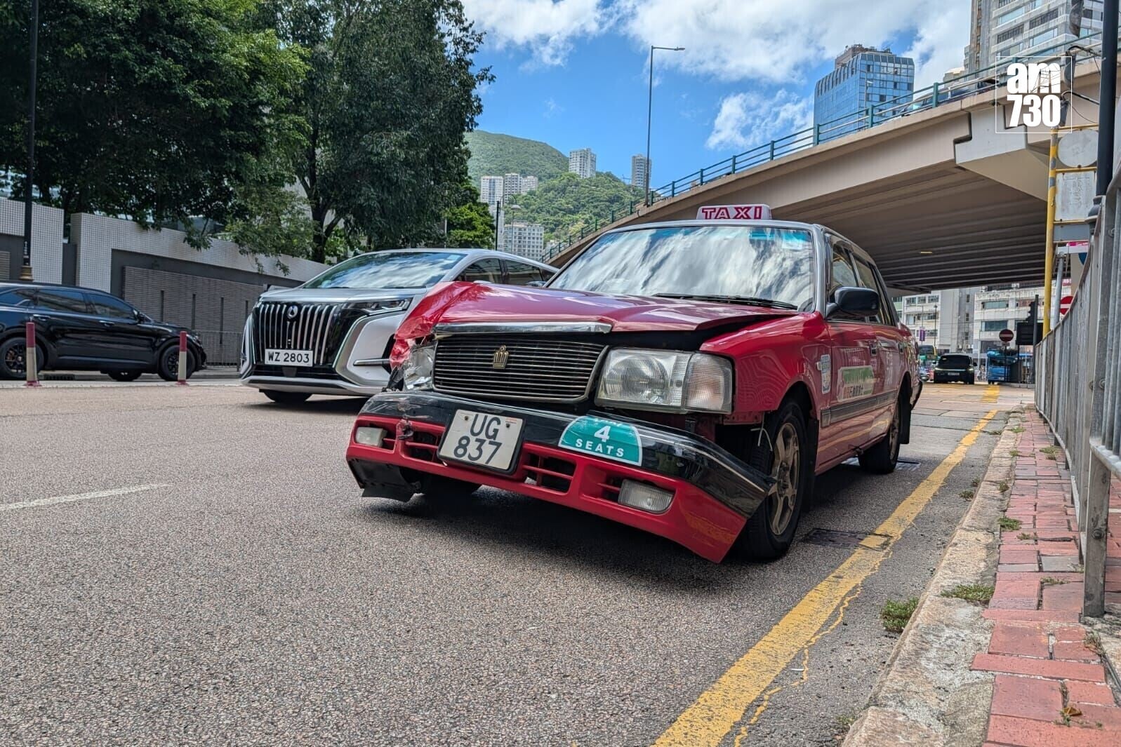銅鑼灣禮頓道與堅拿道東交界有兩部的士相撞,其中一車翻側,另外一的士前方損毀(羅庸軒攝)