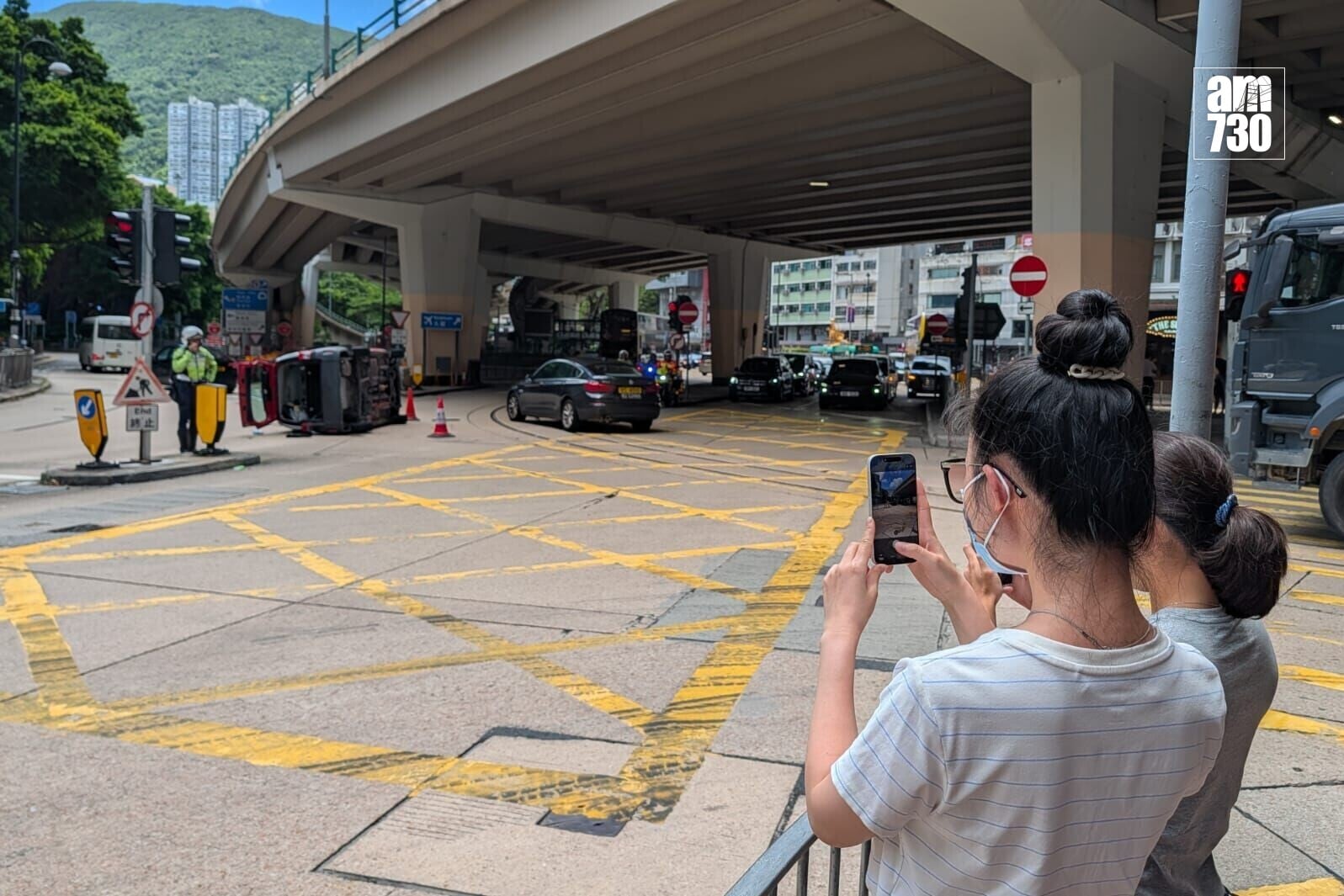 銅鑼灣禮頓道與堅拿道東交界有兩部的士相撞,其中一車翻側,另外一的士前方損毀(羅庸軒攝)