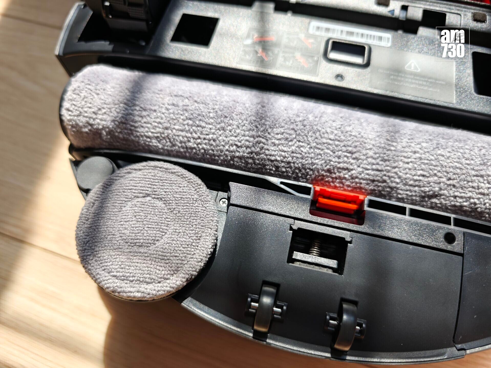 Xiaomi掃拖機器人6 Max新增滾筒式即時活水拖地系統。