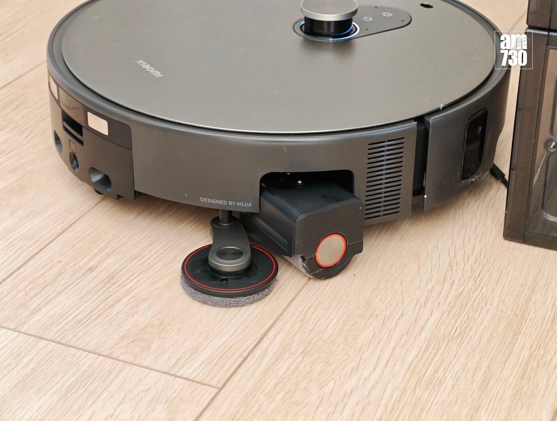 Xiaomi掃拖機器人6 Max具備可伸縮側刷、滾筒機械臂以及角落清潔拖布。
