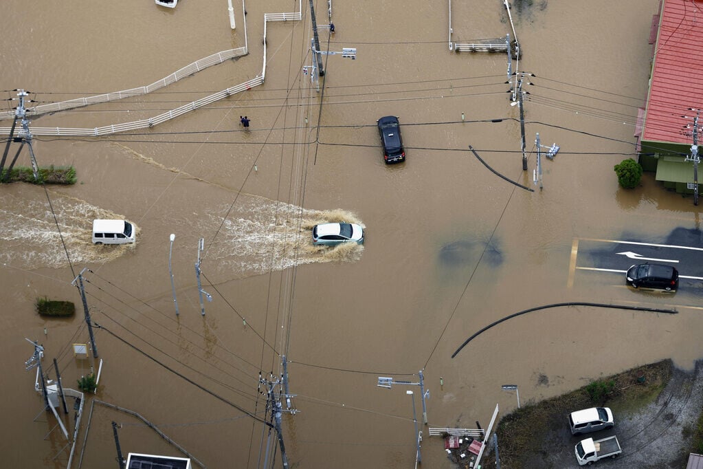 日本千葉縣日前遭豪雨重創,大量車輛因水浸被困或死火(AP)