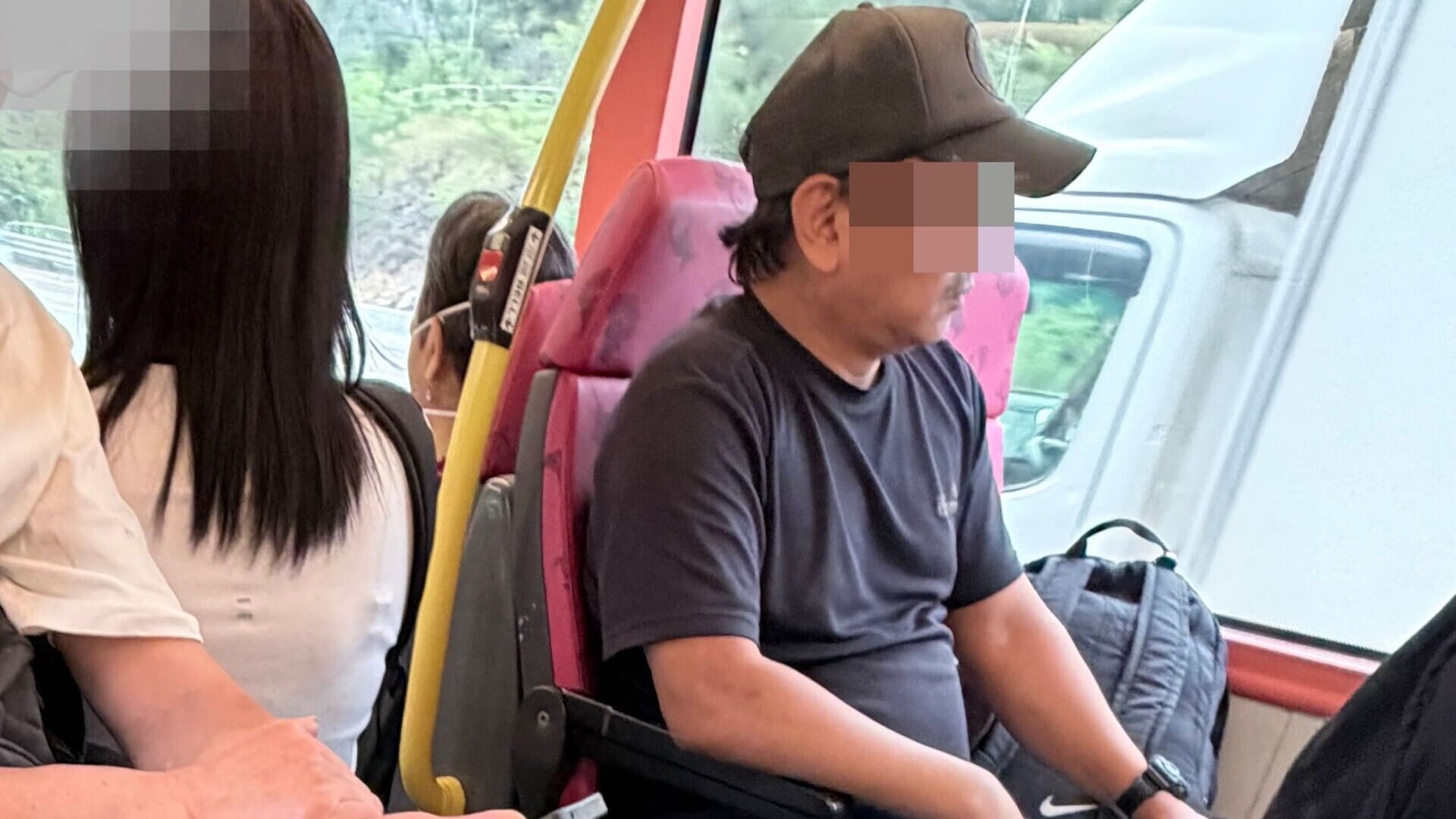 有中年男子近日於滿客巴士下層霸佔兩個座位，更以「個袋好重」為由拒絕讓座予女子，甚至要求對方「罰企」15分鐘等他落車，事件惹來網民狠批自私。(Threads)