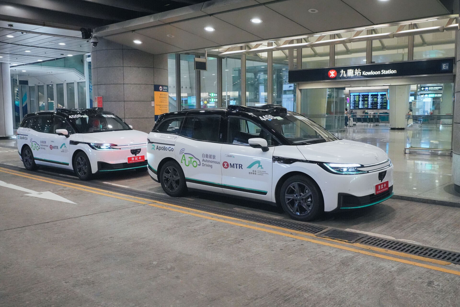今天上午於高鐵香港西九龍站與機場快綫九龍站之間進行的自動車路面測試,過程大致暢順。測試初期自動車不會載客,並由後備操作員全程隨車監察,以便在有需要時可即時介入處理。(港鐵圖片)