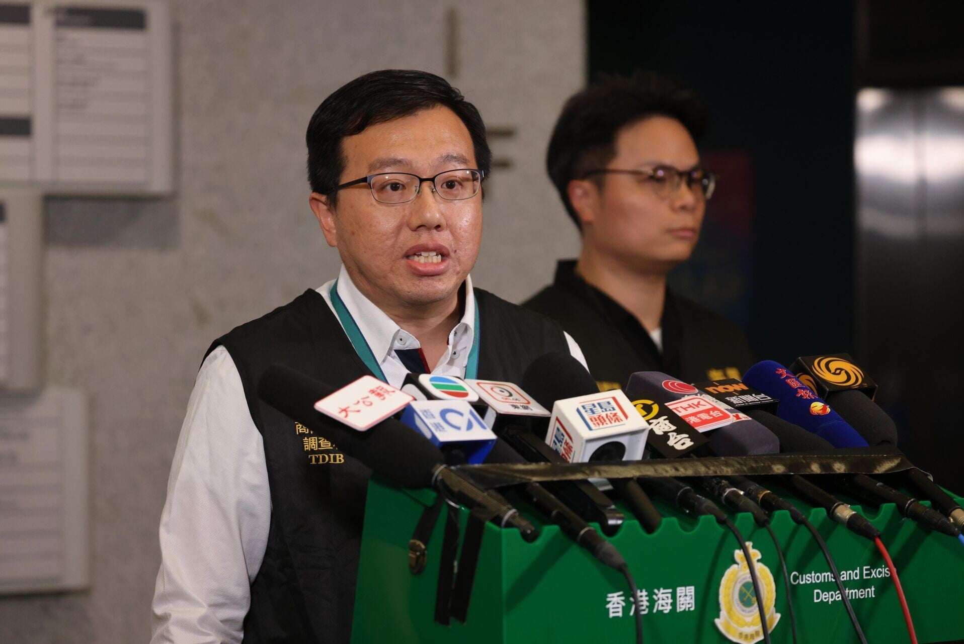 位於沙田新城市廣場的美妝店OPATRA London近日被指以不良手法營銷。海關周三(19日)採取拘捕行動,以涉嫌違反《商品說明條例》拘捕公司兩名男女,包括25歲行政女經理及42歲財務男經理。