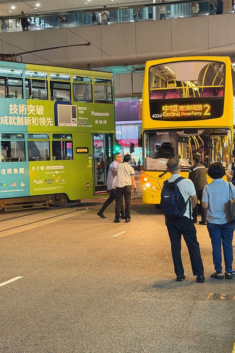 一輛電車在中環被巴士撞至出軌。(Threads用戶hate.9you)