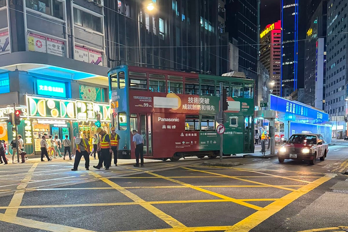一輛電車在中環被巴士撞至出軌。(網民Wilson Tang@FB群組「馬路的事討論區」)