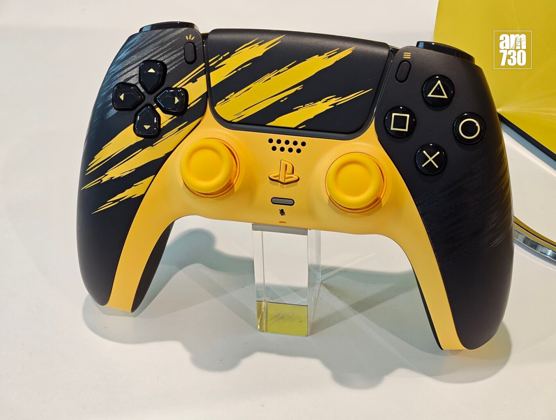 PS5《漫威狼人》戰鬥黃限量版DualSense無線控制器。