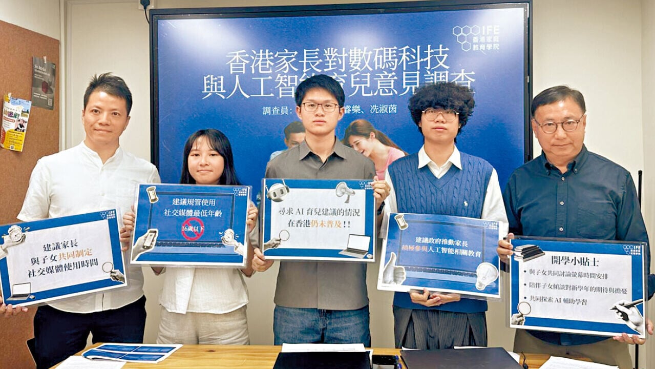 狄志遠(右一)建議家長每日與子女深度交流。(關淑婷攝)