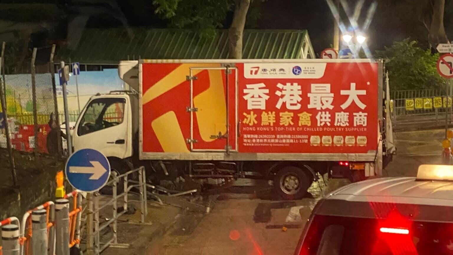 葵涌貨車疑閃避黑貓掃欄，司機一度被困獲救無毋送院。(FB/車cam L（香港群組）)