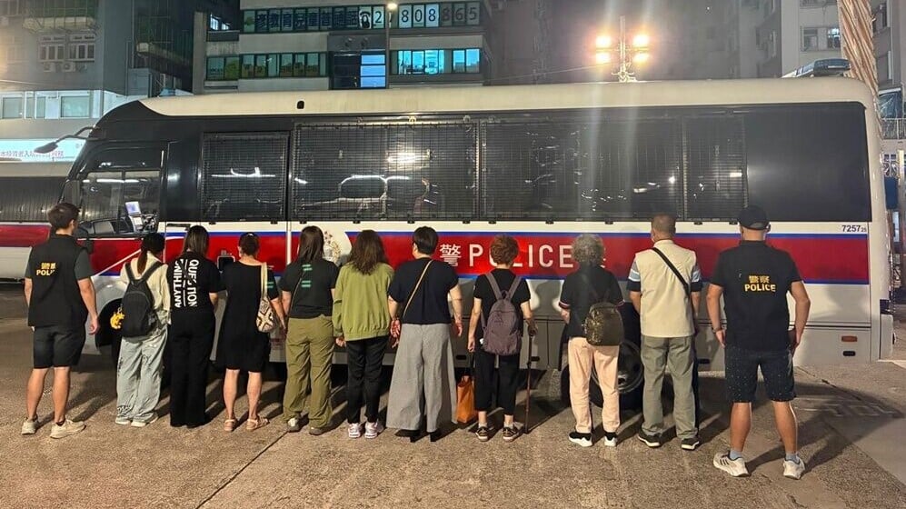 警旺角搗破地下竹館，10賭客被捕年齡最大79歲。(警方圖片)