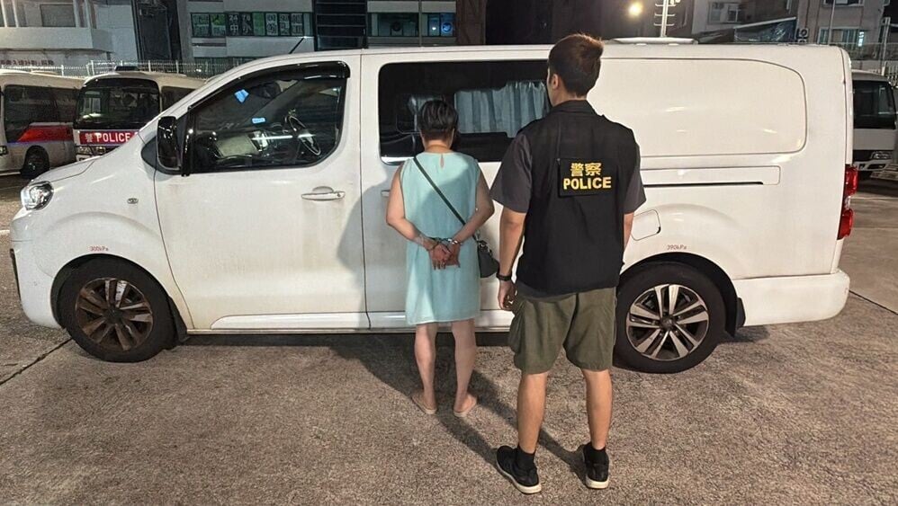 行動中,1名63歲姓梁本地女子涉嫌「管理賭博場所」被捕。(警方圖片)