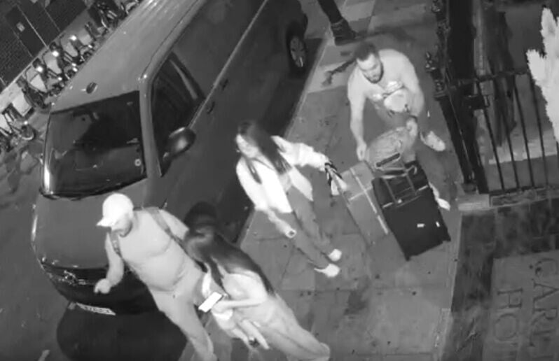兩女生完全無察覺短褲男已迅速把行李箱上的背囊偷去。(Threads/funny11235813)