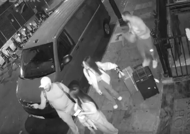 兩女生完全無察覺短褲男已迅速把行李箱上的背囊偷去。(Threads/funny11235813)