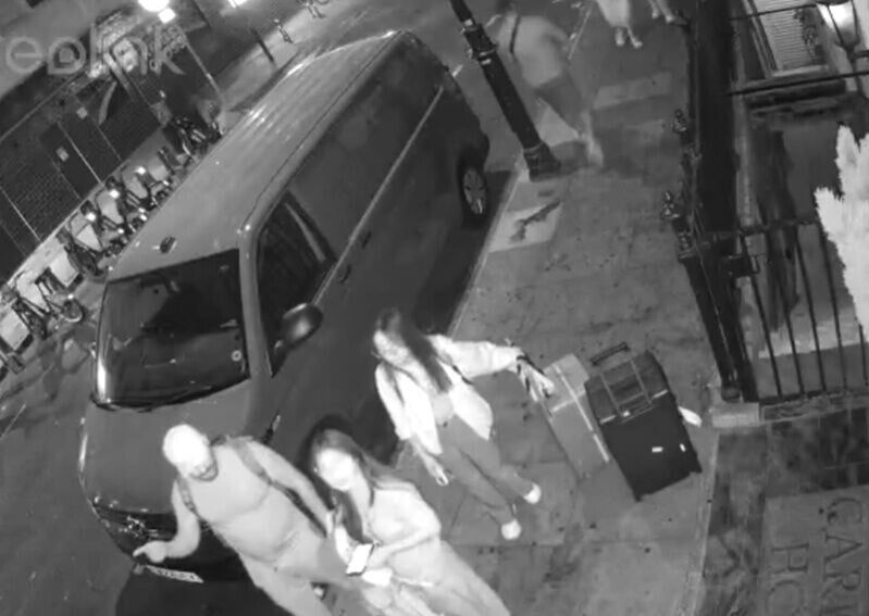 兩女生完全無察覺短褲男已迅速把行李箱上的背囊偷去。(Threads/funny11235813)